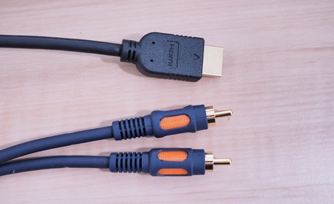 HDMIケーブルと同軸デジタルケーブル